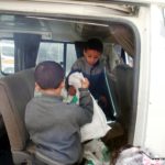 طلاب مدارس الرشيد الحديثة يهدون كتبهم لطلاب مدرسة القميعة (3)